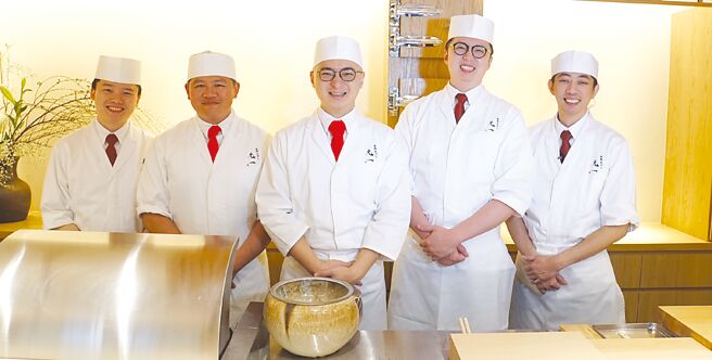 〈元一 天妇罗〉的台籍厨艺团队成员，在日本料理界都已累积相当资歷。图／姚舜