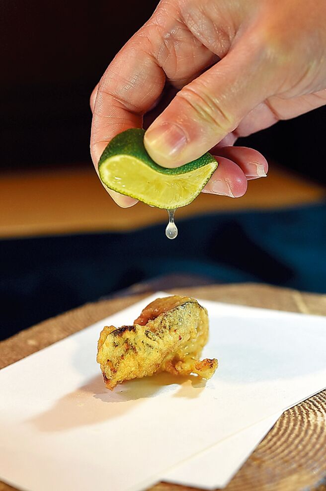 〈牡蛎天妇罗〉用的兵库县牡蛎，肉质鲜嫩、味道甘甜，在日本有「海牛奶」之称，吃食时挤柠檬汁提味。图／姚舜