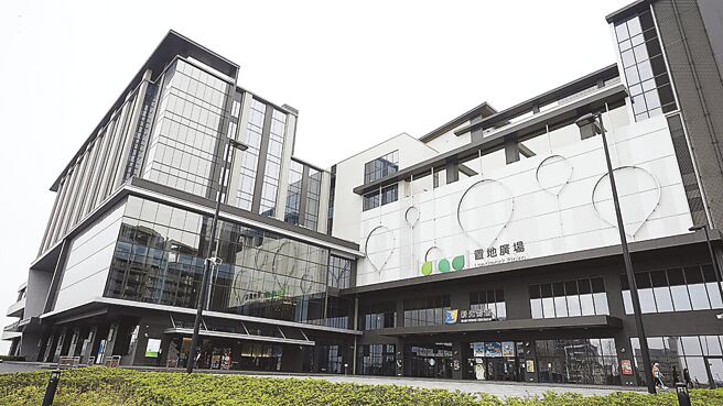 青埔特区国泰置地广场营运，带动商业与人潮。图／有巢氏房屋内坜环中加盟店提供