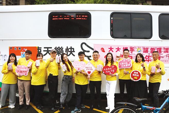 大地酒店董事长王雪梅（右四）率领优质团队，积极响应「大大携手让爱匯流」捐血活动。图／大地酒店提供