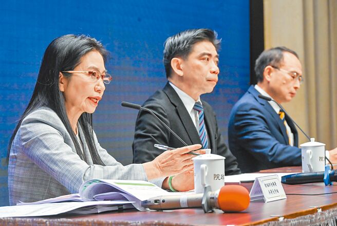 行政院食安办公室主任许辅（中）8日表示，苏丹红与咖啡、茶等都属于第3类致癌物，大家不用太恐慌，后因挨轰改口致歉。左为食药署长吴秀梅。（粘耿豪摄）