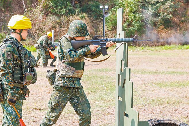 在成功岭受训的一年期义务役陆军役男8日进行「快速反应射击」课程，图为教官陪同役男跃进至射击位置。（军闻社）