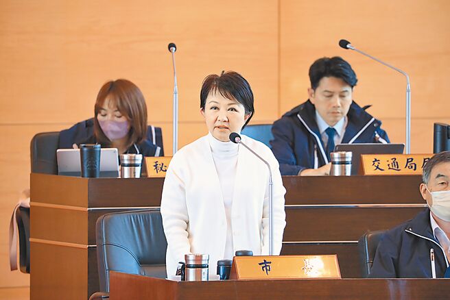 台中市长卢秀燕8日表示，全台各县市都在卖抵费地，不懂为何仅台中被针对？内政部长林右昌担任基隆市长时也有卖抵费地。（张亦惠摄）