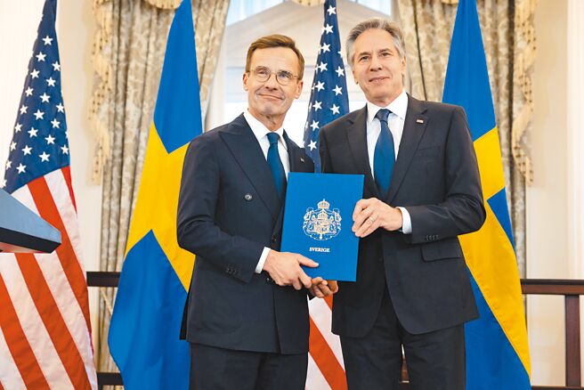 瑞典正式加入北约，成为第32个成员国，美国国务卿布林肯（右）7日从瑞典总理克里斯特森（左）手中接过入盟文件。（摘自美国国务院官网）