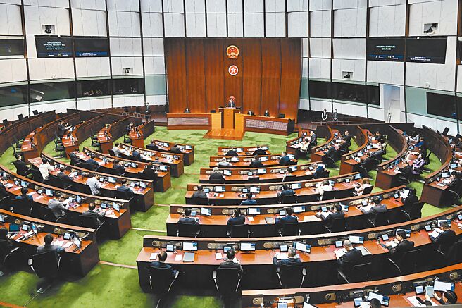 香港正全力推进《基本法》23条立法，8日史无前例在一天内完成刊宪、一读并进入二读。图为香港立法会。（中新社）