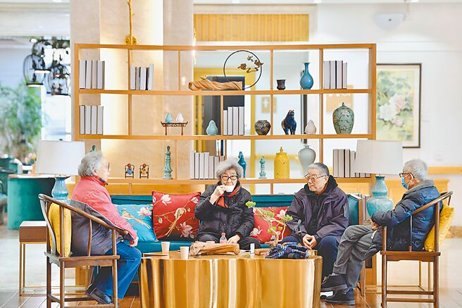 每年大陆全国两会期间，养老都是最受关注的话题之一。图为河北某家养老中心的活动室。（新华社）