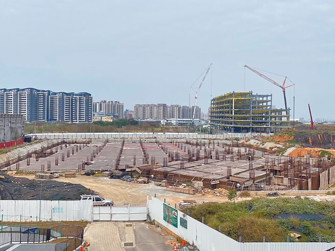 新竹市國際展演中心完工日遙遙無期，市府8日表示，未來將採取「設定地上權」方式發包，引入民間資源，力拚今年底前著手招商復工。（陳育賢攝）