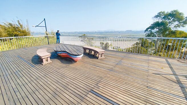 台中市神岡區新庄仔綠園道觀景平台坐擁大甲溪沿岸風光，立委楊瓊瓔服務處8日會勘爭取擴建。（陳淑娥攝）