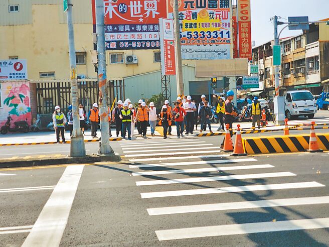 斗六市区内较大路口设置水泥制的行人庇护岛，保护行人穿越安全。（周丽兰摄）