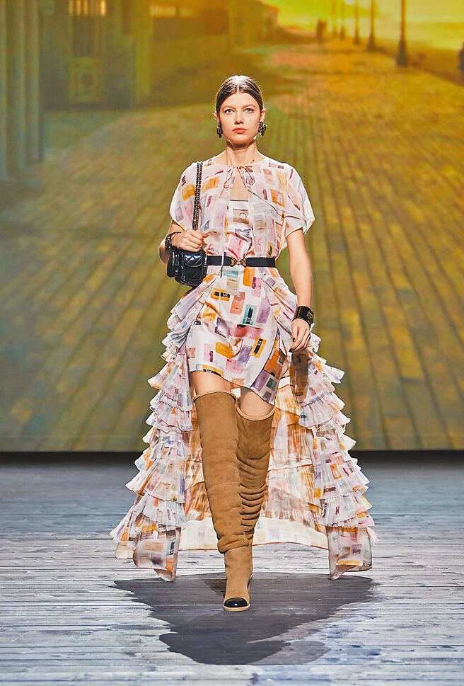 立裁洋裝上頭能見到結合宛如底片、CHANEL的標誌。（CHANEL提供）