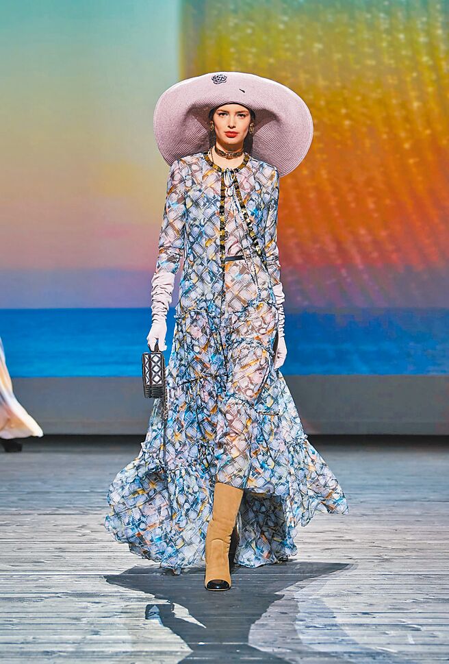 大型寬邊帽搭配印花絲質洋裝，呈現20年代女性的自信。（CHANEL提供）