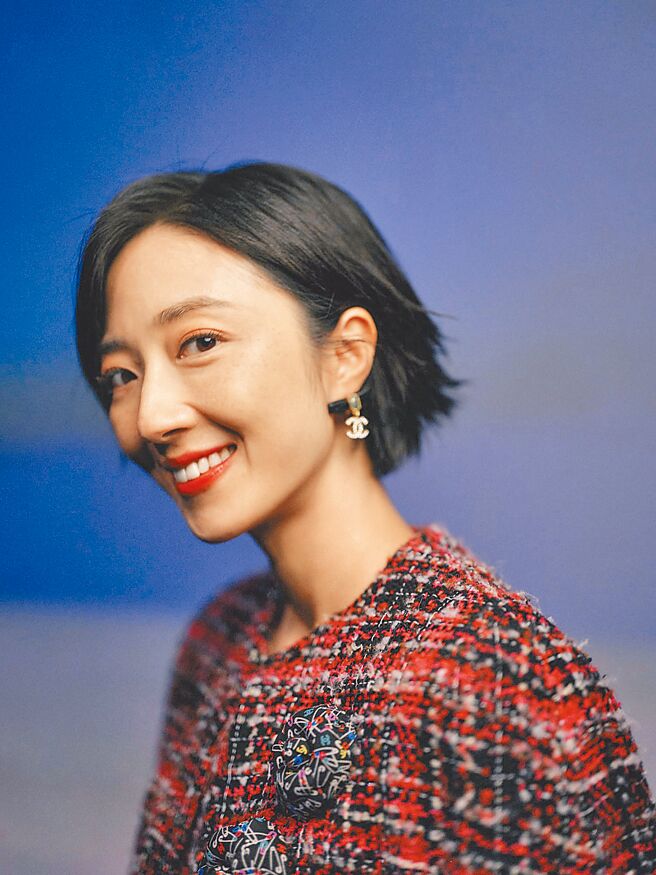 女星桂綸鎂氣質出眾，對鏡頭大露耳環的模樣可愛度爆表。（CHANEL提供）