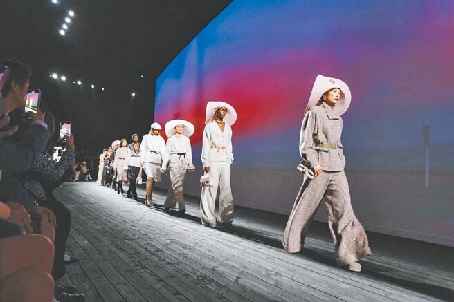 大秀設計靈感以杜維埃發想，優閒自然且自在的輪廓成為本次大秀鮮明形象。（CHANEL提供）