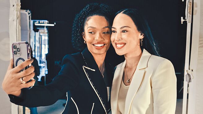 卡地亚代言人雅拉莎希迪（左）主持Podcast《女性观点》，与美国人权律师米娜哈里斯高峰对谈。（Cartier提供）