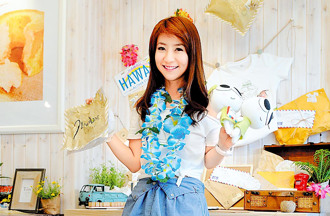 43歲女星再婚閃嫁大7歲英國男 挺巨肚親吐寶寶性別