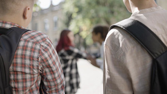 2女瘋狂互毆 他路過不敢勸架被罵爆 委屈喊：她們太兇