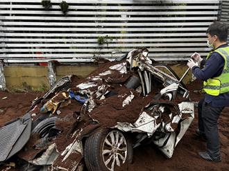 聯結車過彎擦撞翻覆 轎車壓爛成廢鐵！釀母子1命危1昏迷