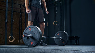 健身男趴地推杠铃 突遭陌生女「老汉推车」停不下来