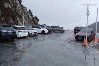 三月雪！ 合欢山武岭惊现冰霰夹雪花 游客抢拍奇景