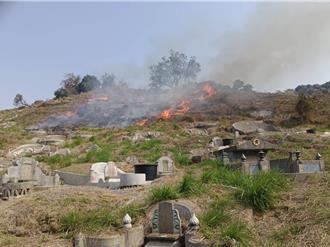 掃墓旺季火災頻傳 中市消防籲「掃墓不燒墓」祭罰單  