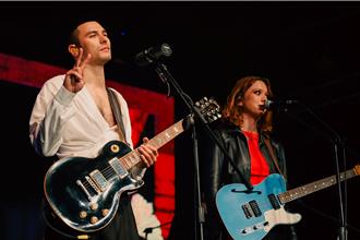 鳳小岳「同父異母」妹首露臉 經紀人老婆衝上台全場驚呆