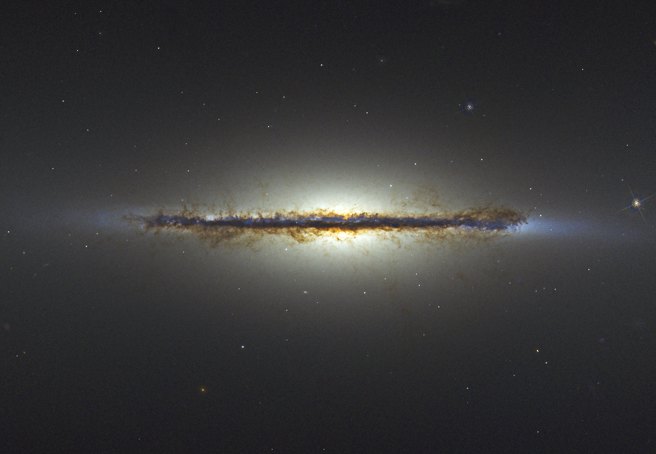 梅西耶天体102（M102）星系侧面角度，示意图与本篇报导星系无关。（Credit: NASA, ESA, Hubble）