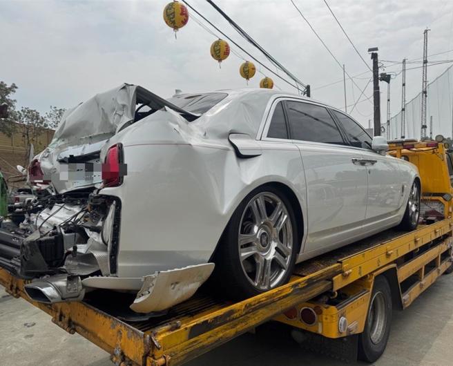 鄭男駕駛要價2088萬的白色勞斯萊斯魅影，不慎遭到追撞、車尾全毀。(讀者提供／曹婷婷台南傳真)