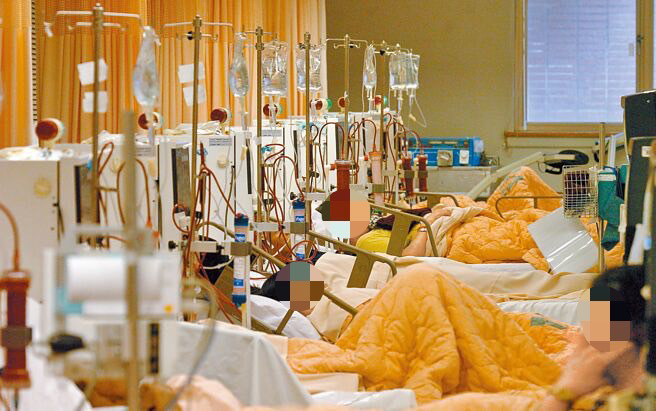 台湾每年等待器官捐赠超过万人，又以等候肾臟者最多，不少患者煎熬等候10年、20年、30年，甚至到生命结束，也不见得能等到。洗肾示意图，非当事患者。（本报资料照片）