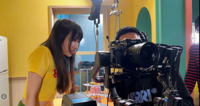 小帆在拍MV時大小事都親力親為。（圖／小帆提供）