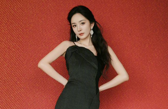 楊冪被網友在飛機上巧遇。（圖／楊冪工作室 微博）