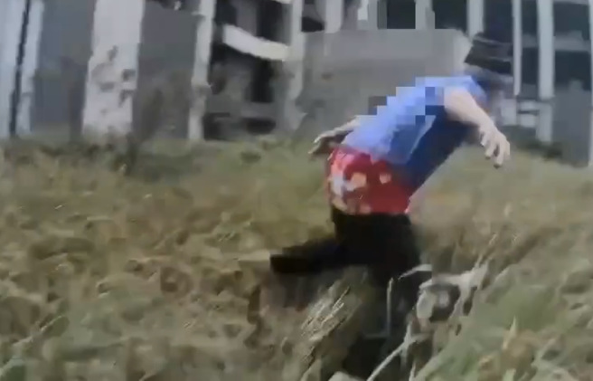 员警在追捕过程中大喝一声「跑什么跑！」，主嫌王男吓得裤子滑落一半、鲜艳的红内裤顿时外露，随即被员警扑倒压制，当场逮捕归案。（图 / 刘咏韵翻摄）