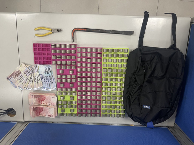 犯嫌将整台兑币机搬上车，得手金额共计4万1600元。（图 / 刘咏韵翻摄）