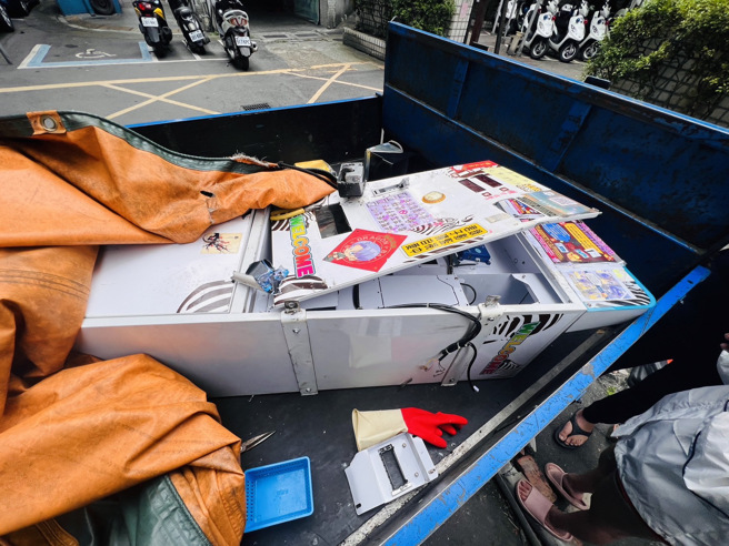 犯嫌将整台兑币机搬上车，得手金额共计4万1600元。（图 / 刘咏韵翻摄）