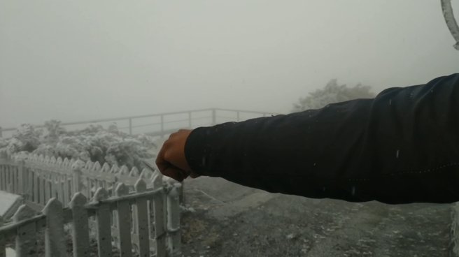 玉山今早也降下冰霰。(气象署提供)