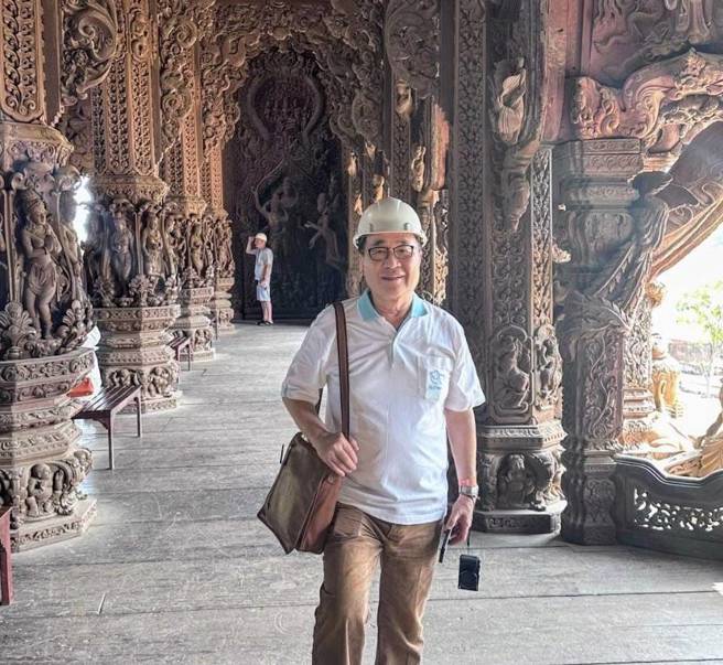 李四川近日赴泰旅游时，参观世界最大的木雕建筑「泰国芭达雅真理寺」，由于该建筑至今仍在施工，所以必须戴着安全帽。（翻摄自李四川脸书）
