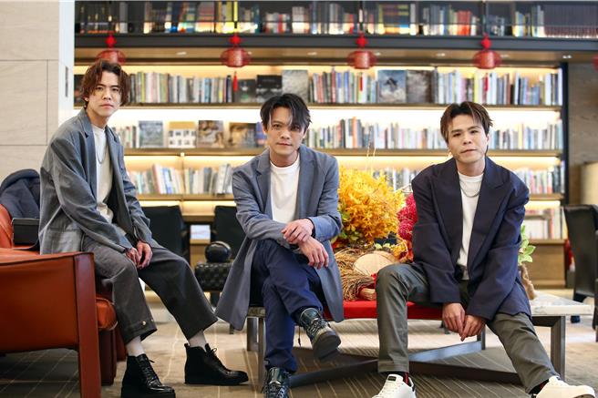 李吴兄弟去年底推出新专辑《PRIDE》大哥润恩（左起）、二哥邦崴及三弟鸿恩组成。（邓博仁摄）