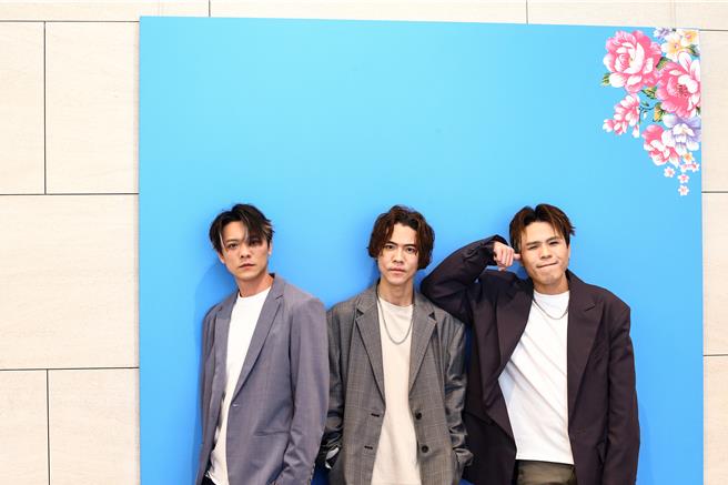 李吴兄弟去年底推出新专辑《PRIDE》二哥邦崴（左起）、大哥润恩及三弟鸿恩组成。（邓博仁摄）