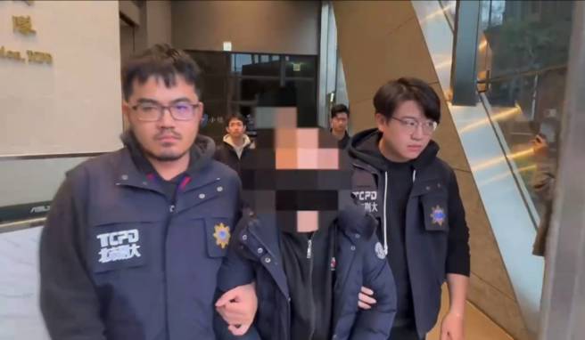 警方逮捕诈骗集团车手，询后依法送办。（翻摄画面）