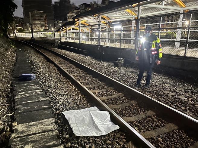 基隆市台铁三坑站附近9日傍晚发现有一具疑似人体头盖骨被弃置在铁轨旁，经铁路警察局派员赶往现场採证及鑑识，后续仍将持续厘清相关案情疑点。（翻摄照片／张志康基隆传真）