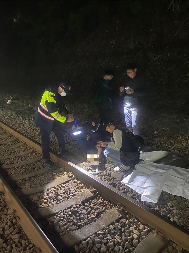 基隆市台铁三坑站附近9日傍晚发现有一具疑似人体头盖骨被弃置在铁轨旁，经铁路警察局派员赶往现场採证及鑑识，后续仍将持续厘清相关案情疑点。（翻摄照片／张志康基隆传真）