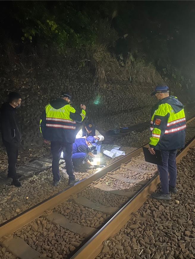 基隆市台铁三坑站附近9日傍晚发现有一具疑似人体头盖骨被弃置在铁轨旁，经铁路警察局派员赶往现场採证及鑑识，后续仍将持续厘清相关案情疑点。（翻摄照片／张志康基隆传真）