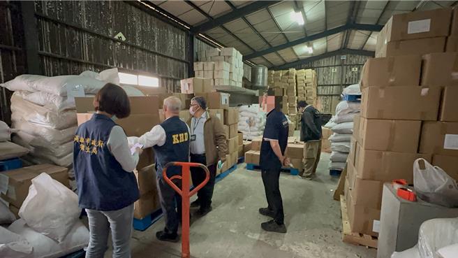 「津棧」公司再遭高雄市衛生局查獲一批辣椒粉含有致癌物蘇丹紅，共有2萬1035公斤，已流向包含台北、桃園、台中、台南在內共9縣市13家下游廠商。（高雄市衛生局提供／任義宇高雄傳真）