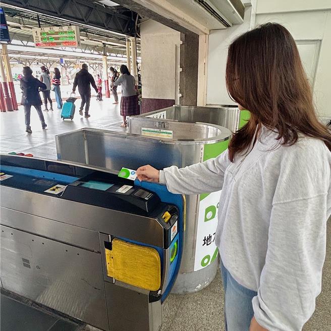 桃竹竹苗TPASS通勤月票替通勤族和学生家长节省不少费用，去年10月上路后，首周即突破8万人次，截至目前更已衝破350万人次，超过9万人次购买。（新竹市政府提供／王惠慧新竹传真）