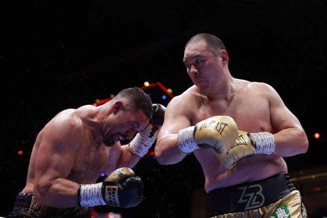 大陆拳击手张志磊（右）重拳打倒帕克。（路透）