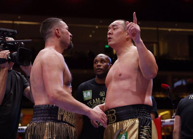 帕克（左）赛后与张志磊握手致意。（路透）