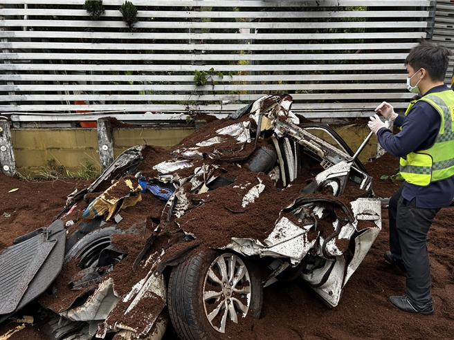 廖姓女子駕駛的小轎車被聯結車壓毀，幾乎成為廢鐵。(民眾提供)