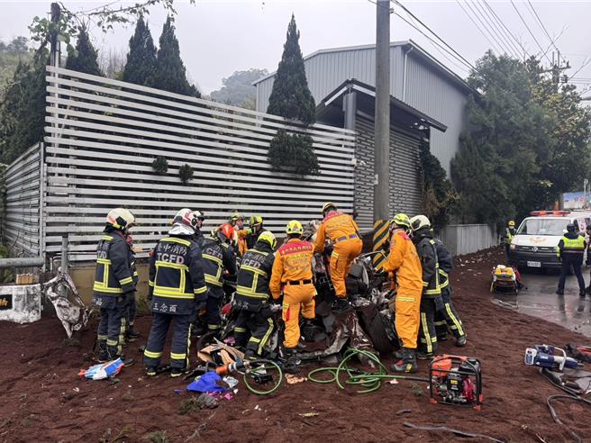 警消出動大批人力救出受困的母子。(民眾提供)