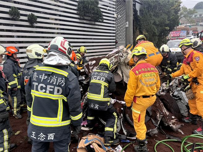 警消出動大批人力救出受困的母子。(民眾提供)