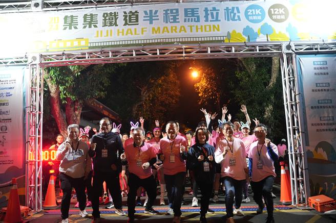 「2024集集鐵道半程馬拉松」10日清晨在南投縣集集和平國小鳴槍起跑。（集集鎮公所提供／馮惠宜南投傳真）