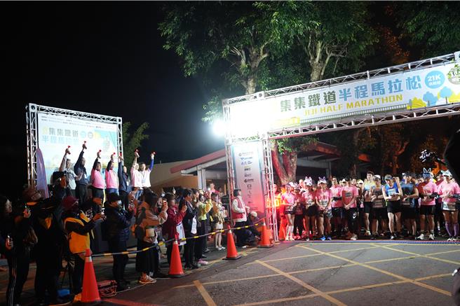 「2024集集鐵道半程馬拉松」10日清晨在南投縣集集和平國小鳴槍起跑。（集集鎮公所提供／馮惠宜南投傳真）
